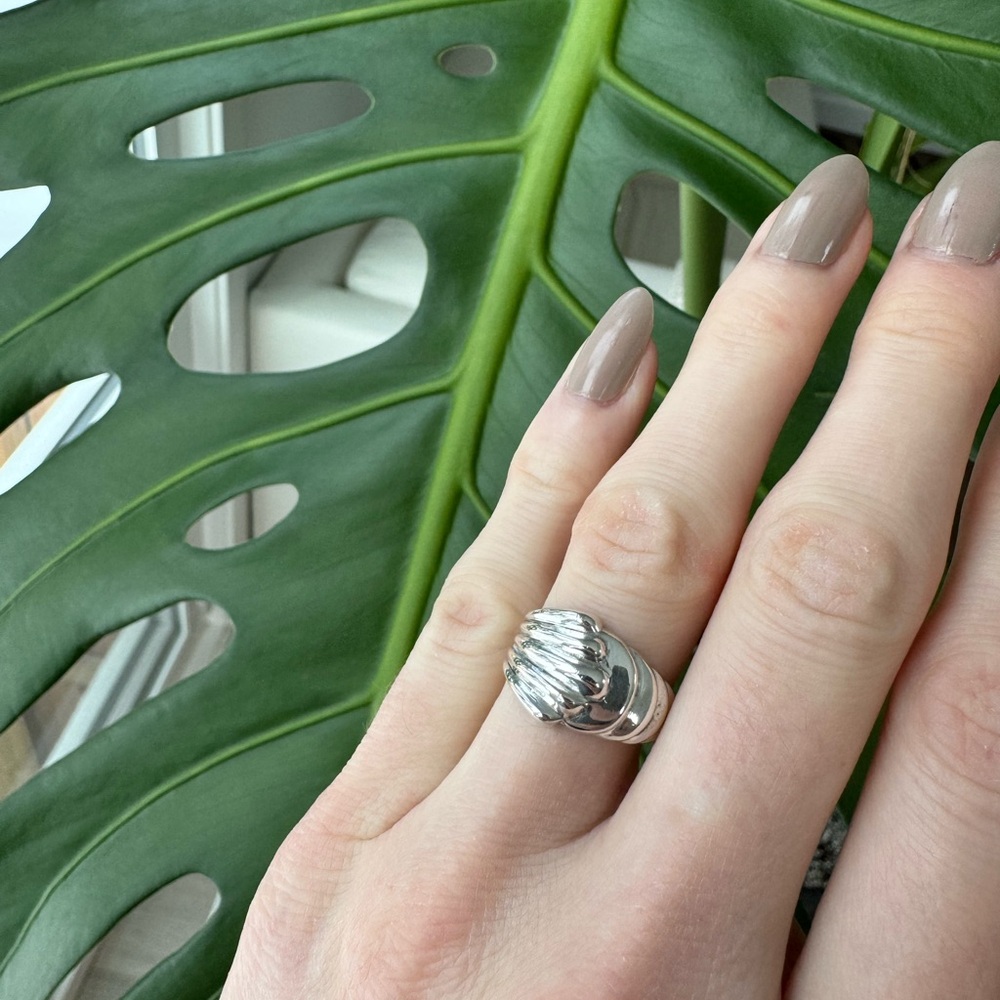Vintage stamped sterling silver ribbed shell ring